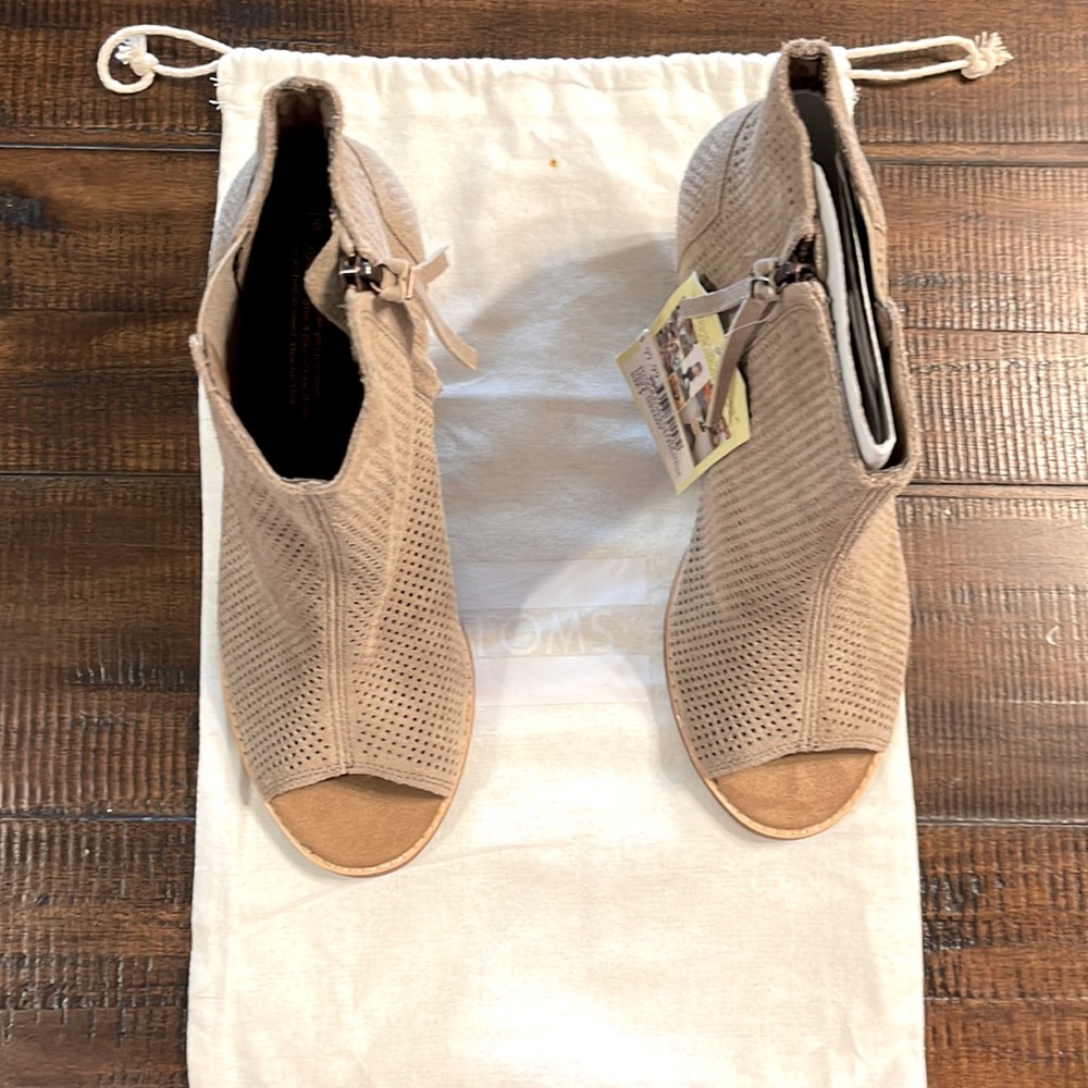 TOMS MAJORCA PEEP TOE STUCCO SUEDE PERFORATED BOOTIE sz 9W